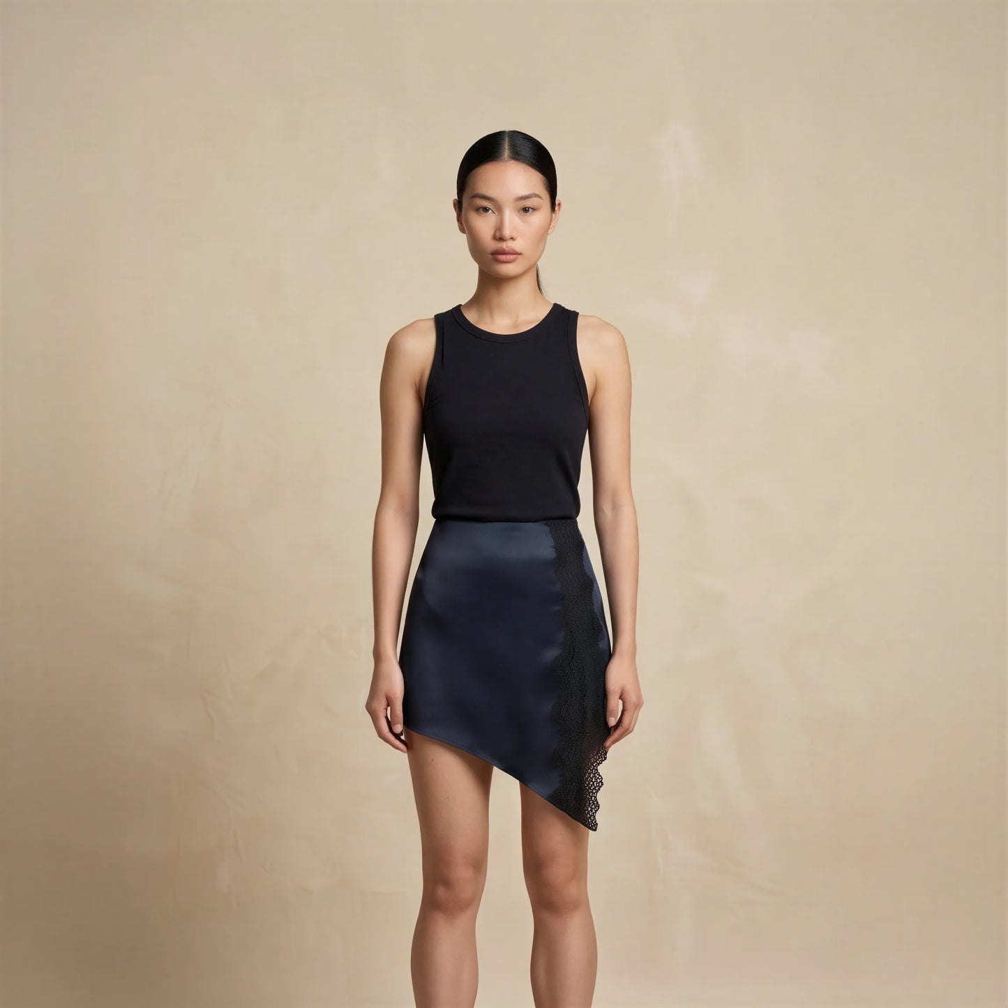 Jupe Mini Asymétrique en Satin et Dentelle Rosetti