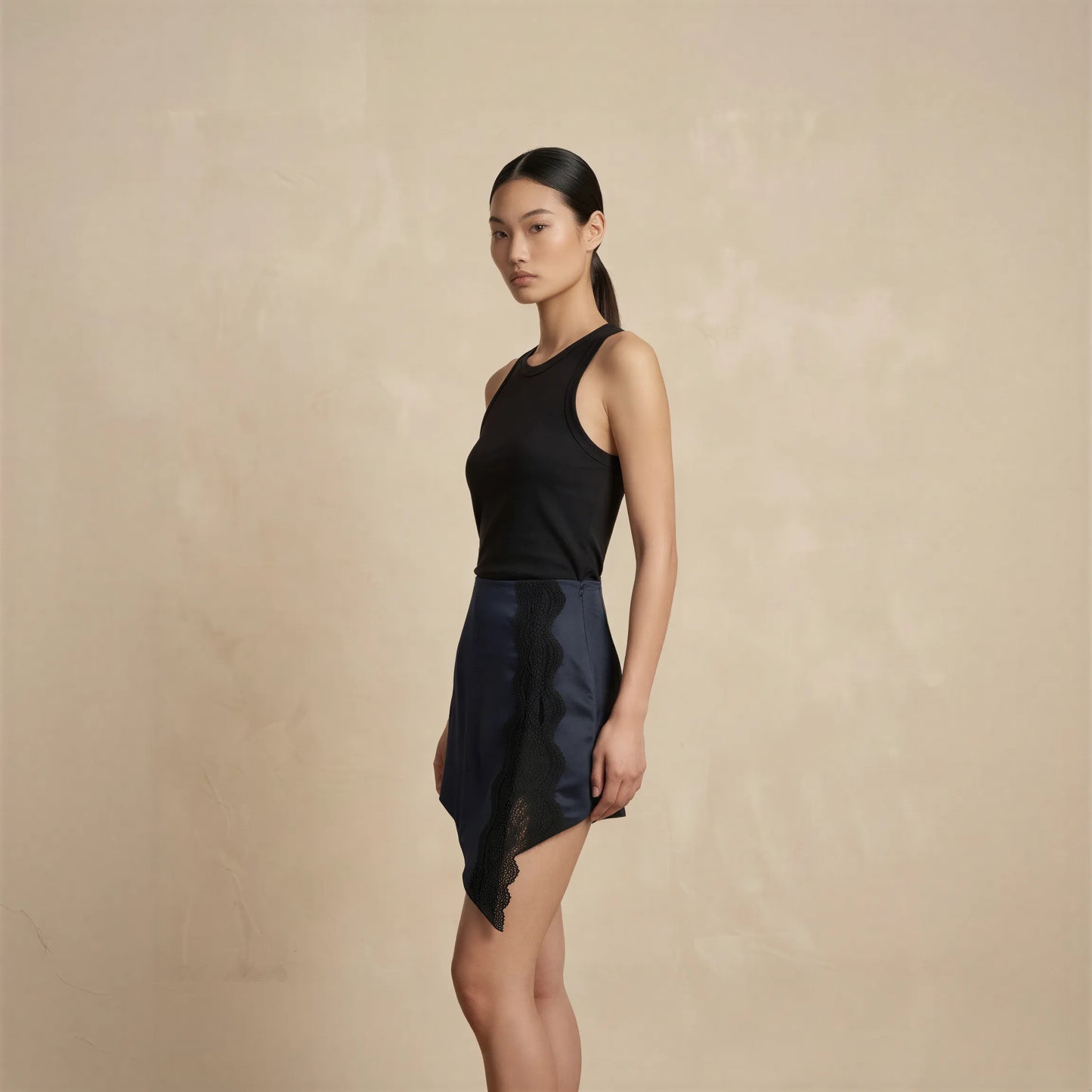 Jupe Mini Asymétrique en Satin et Dentelle Rosetti
