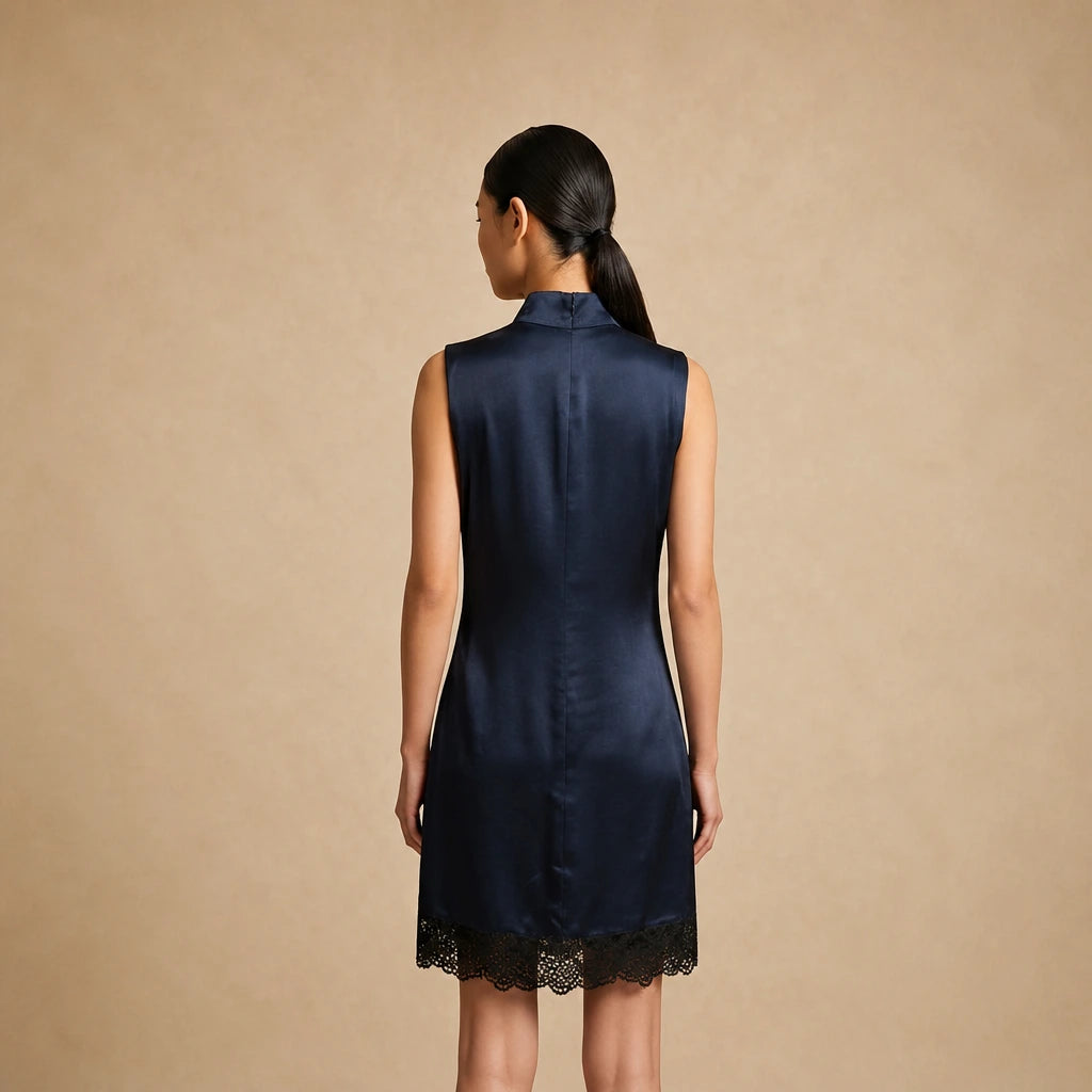 Robe Courte Satinée à Col Montant et Dentelle Fassio