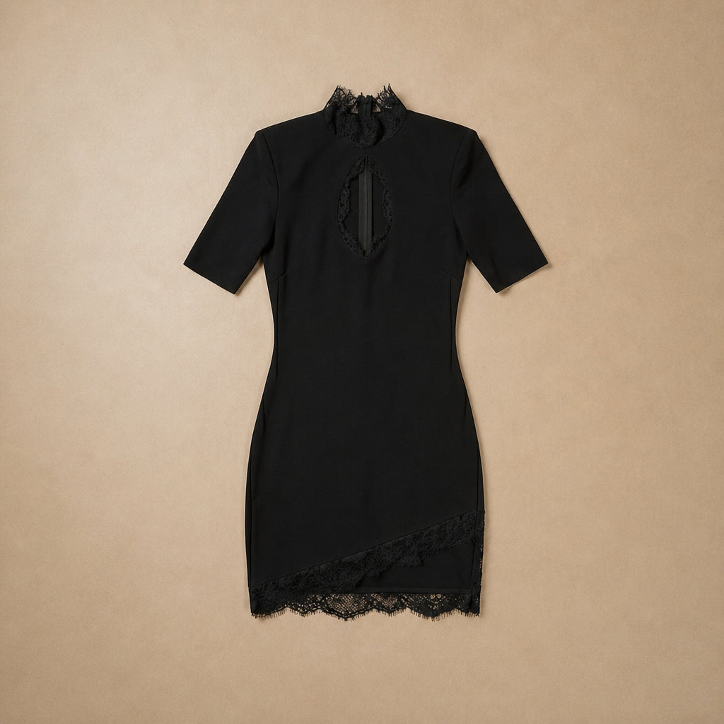 Robe Courte à Col Montant et Dentelle Sonia