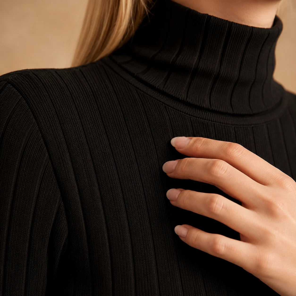 Robe Courte à Col Roulé en Maille Fine Martina