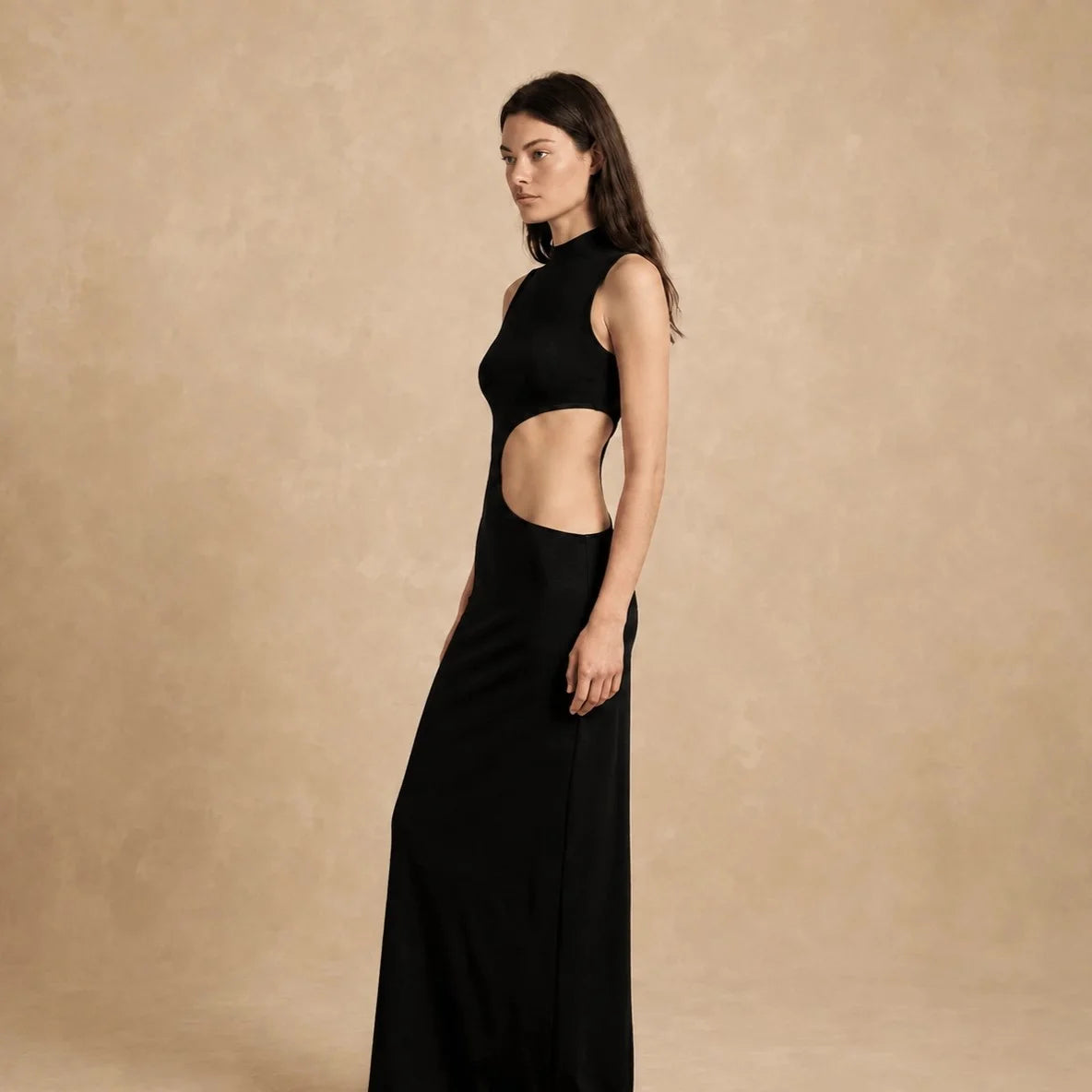 Robe Longue Noire à Découpes Graphiques Alessia