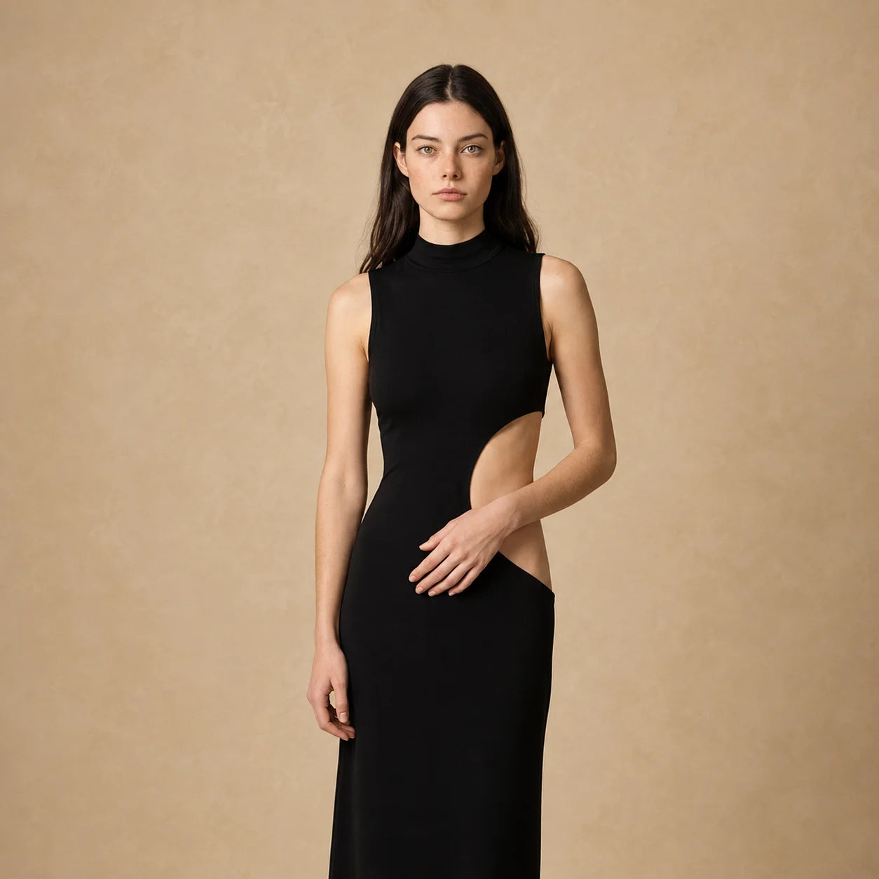 Robe Longue Noire à Découpes Graphiques Alessia