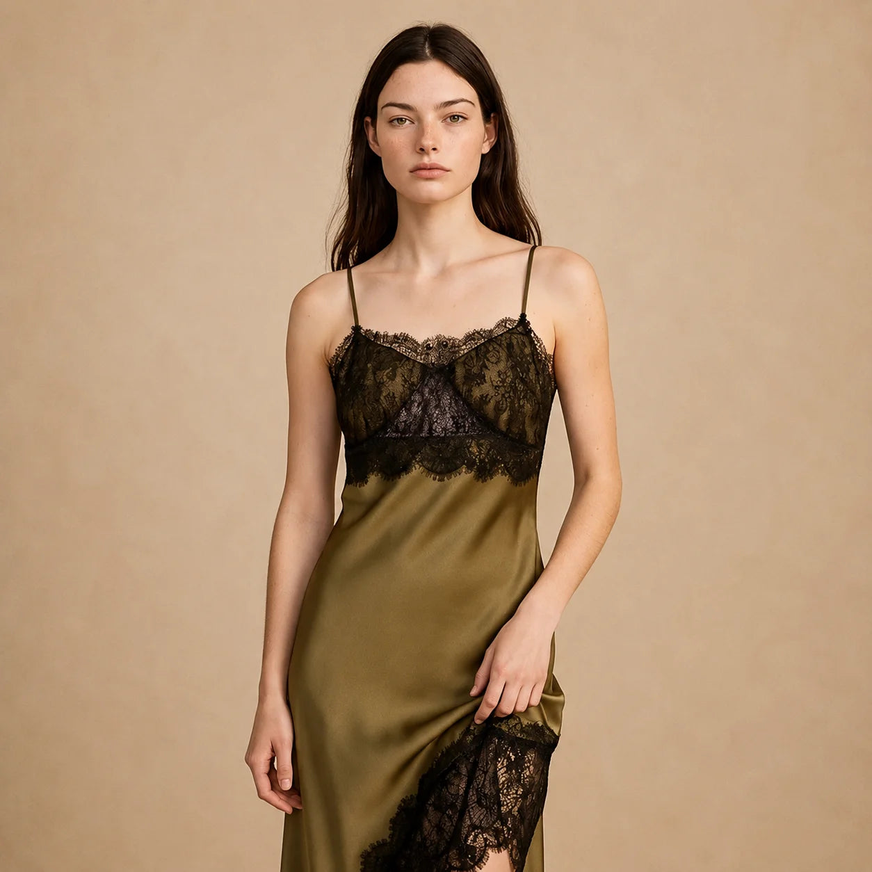Robe Longue Satinée Asymétrique à Finitions Dentelle Eleonora