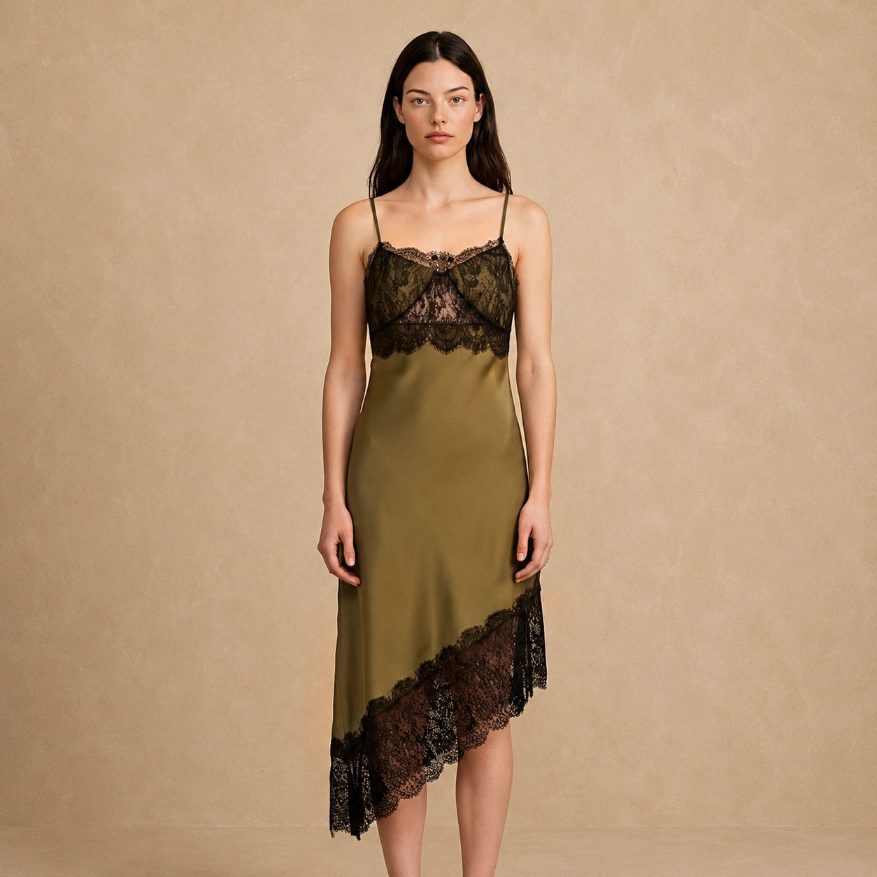 Robe Longue Satinée Asymétrique à Finitions Dentelle Eleonora