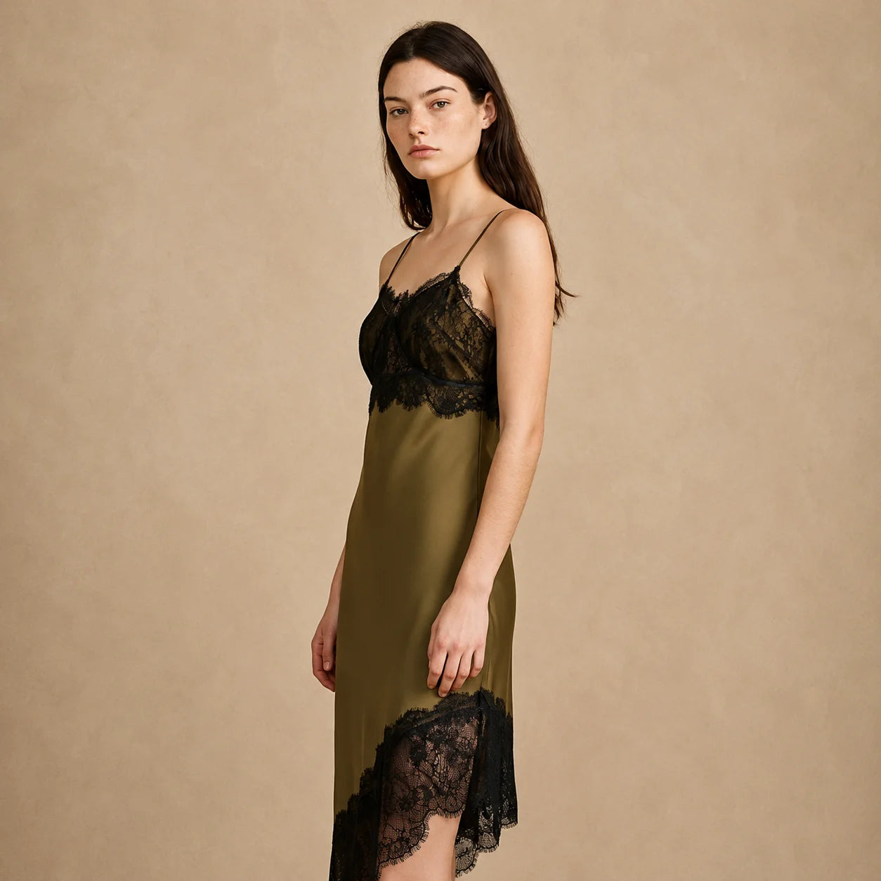 Robe Longue Satinée Asymétrique à Finitions Dentelle Eleonora