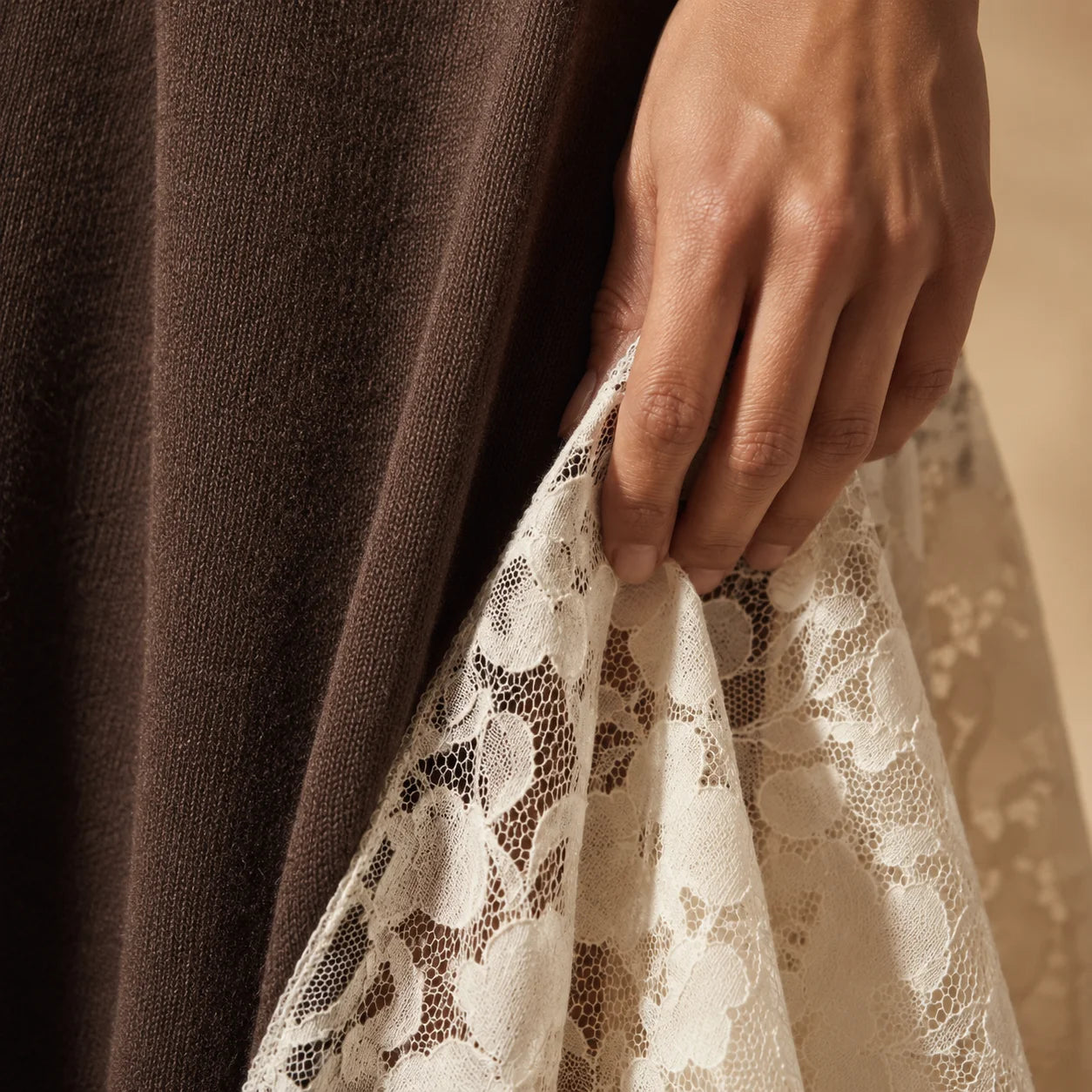Robe Longue à Col Cheminée et Dentelle Colli