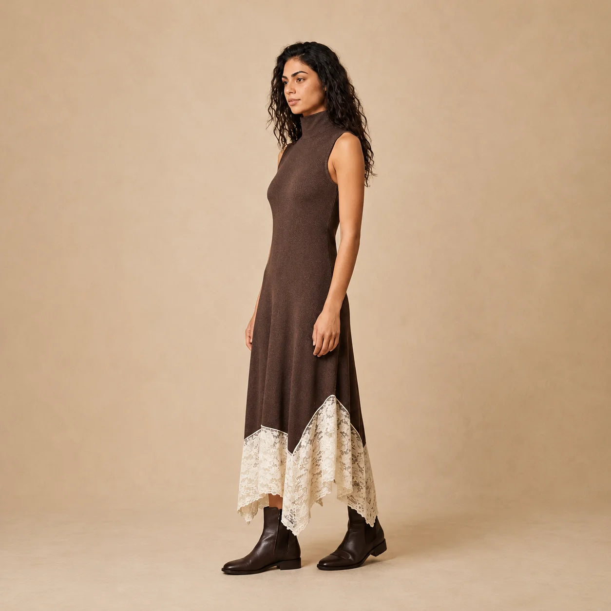 Robe Longue à Col Cheminée et Dentelle Colli